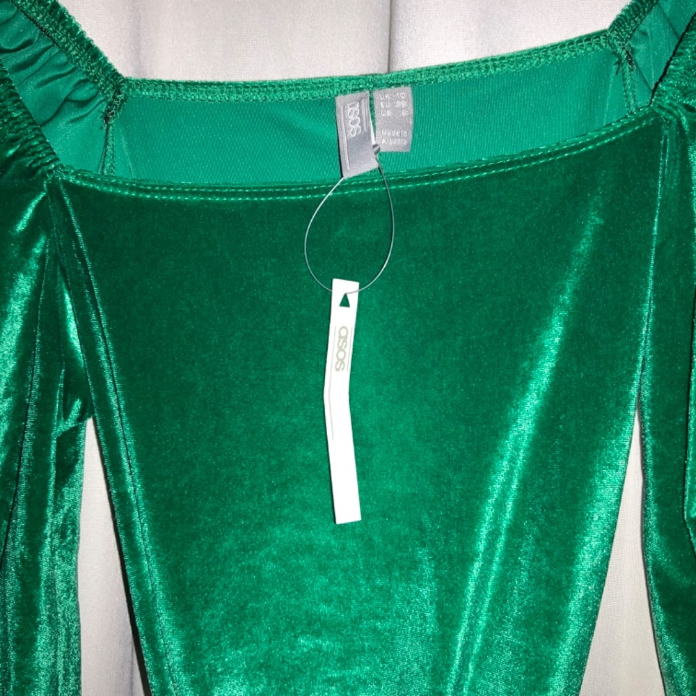 ASOS DESIGN Long sleeve square neck puff sleeve velvet mini dress in green - Picture 4 of 4